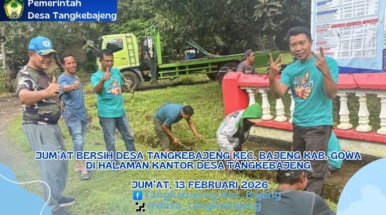 Kepala Desa beserta Jajarannya melakukan kegiatan Jum’at Bersih “Gowa Annangkasi” di halaman kantor Desa Tangkebajeng