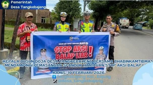 Kepala Dusun Doja Desa Tangkebajeng Bersama Bhabinkamtibmas Mendampingi Pemasangan Spanduk Himbauan Stop Aksi Balap Liar