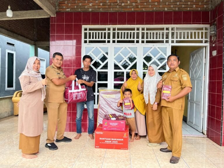 Penyerahan Bantuan Kepada Warga yang Terdampak Bencana Angin Puting Beliung di Dusun Borongunti