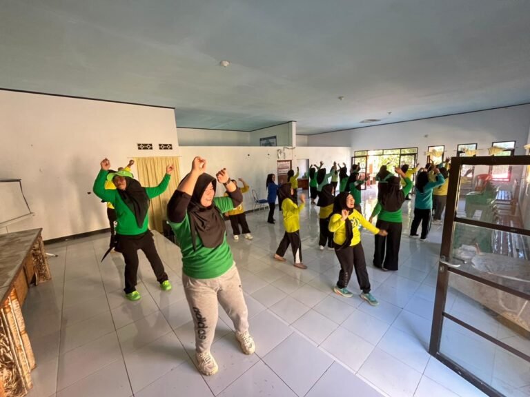 Senam Rabu Sehat Pemdes Tangkebajeng Bersama BPD, PKK, Kader, dan Masyarakat Desa Tangkebajeng