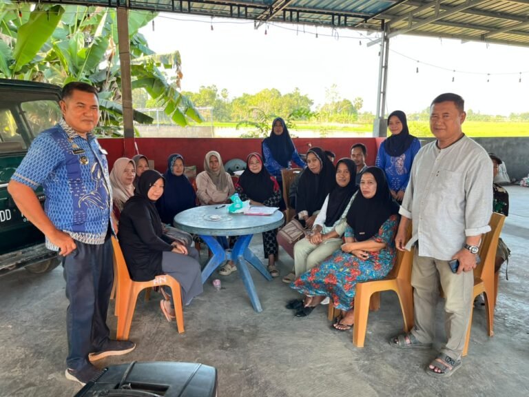 PENYERAHAN ITIK PETELUR KEPADA WARGA DESA TANGKEBAJENG